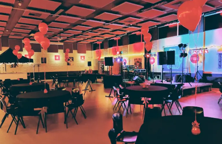 culturele-zaal verlicht hoog